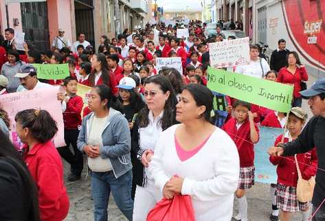 Estudiantes, niños, jóvenes y padres de familia participan en  una caminata pacífica para exigir justicia por muerte de niño, en Huehuetenango.