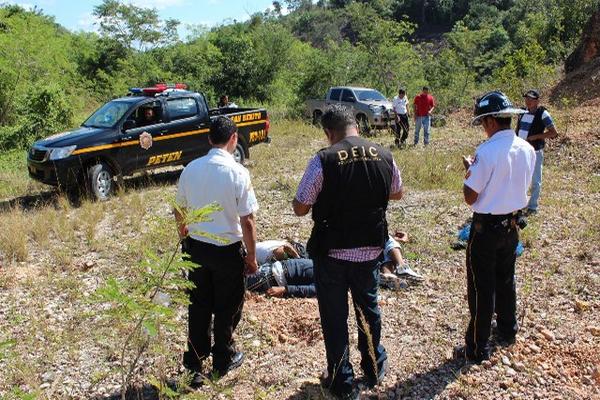 Los cadáveres de los tres jóvenes fueron encontrados en una balastrera en Petén. (Foto Prensa Libre: Rigoberto Escobar)