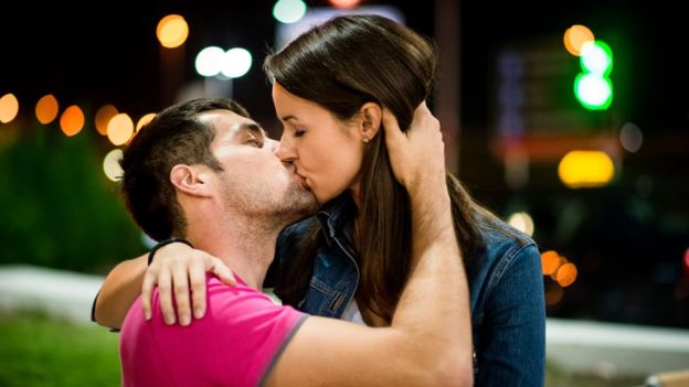 La persona que recibe el beso se adecúa al movimiento de quien lo inicia. GETTY IMAGES