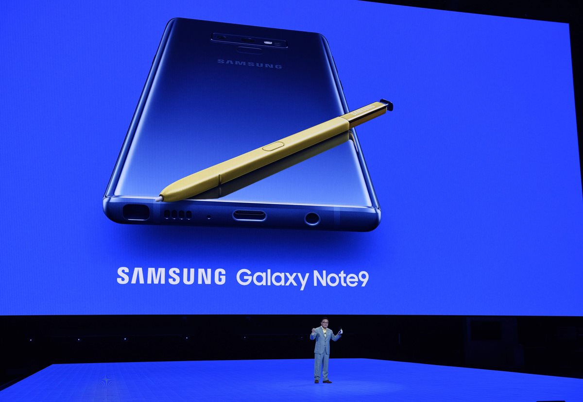 Samsung presentó el nuevo Samsung Galaxy Note 9. Una de las novedades es el S-Pen, que vendrá en color amarillo para los celulares en color azul. (Foto Prensa Libre: AFP).