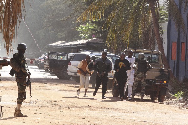 Fuerzas de seguridad rescata a rehenes del hotel Radison Blu en Mali. (Foto Prensa Libre: AP)
