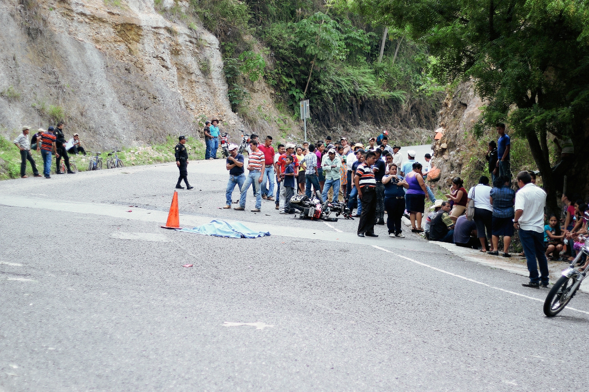 Curiosos observan el lugar donde murieron dos personas que viajaban en motocicleta, en Camotán, Chiquimula. (Foto Prensa Libre: Edwin Paxtor)