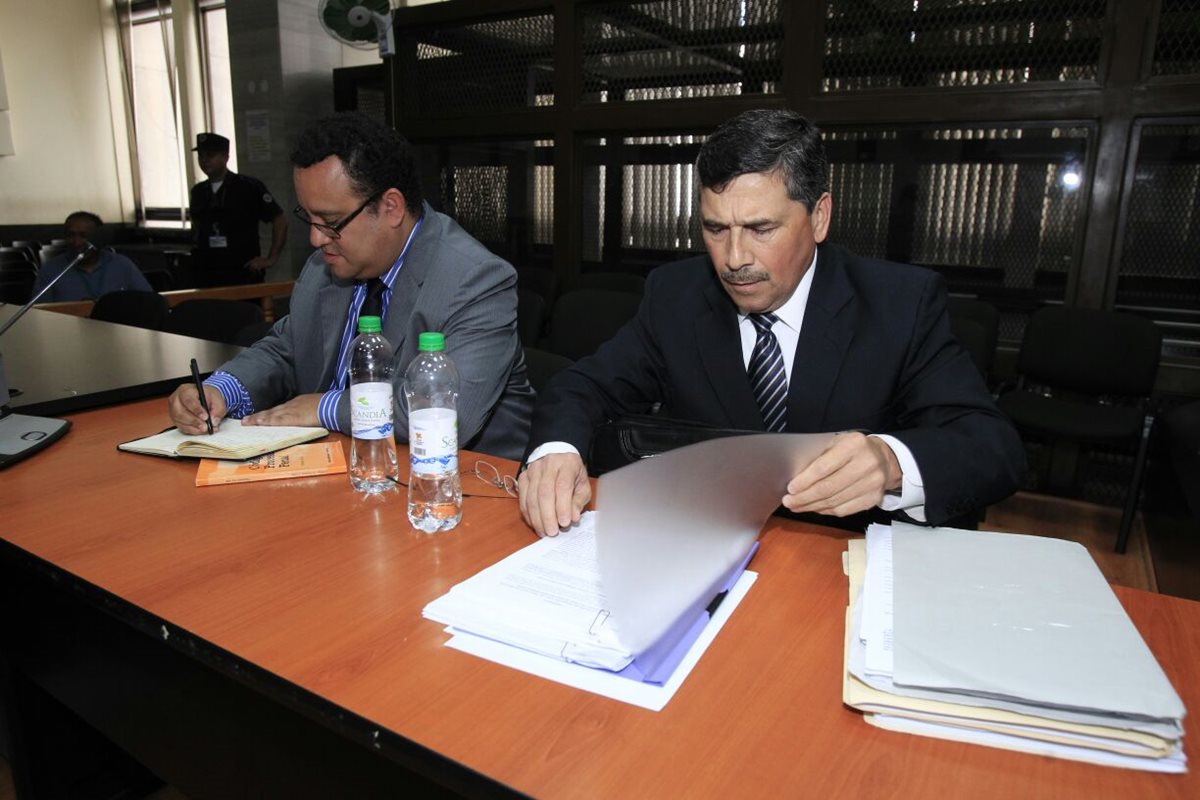 Édgar Barquín y su abogado esperan la sentencia en el Juzgado de Mayor Riesgo B. (Foto Prensa Libre: Paulo Raquec)