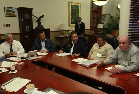 Dirigentes de la Asociación de Autobuseros, durante la reunión de anoche en la Casa Presidencial, donde se acordó instalar una mesa de alto nivel para analizar el costo del pasaje urbano.