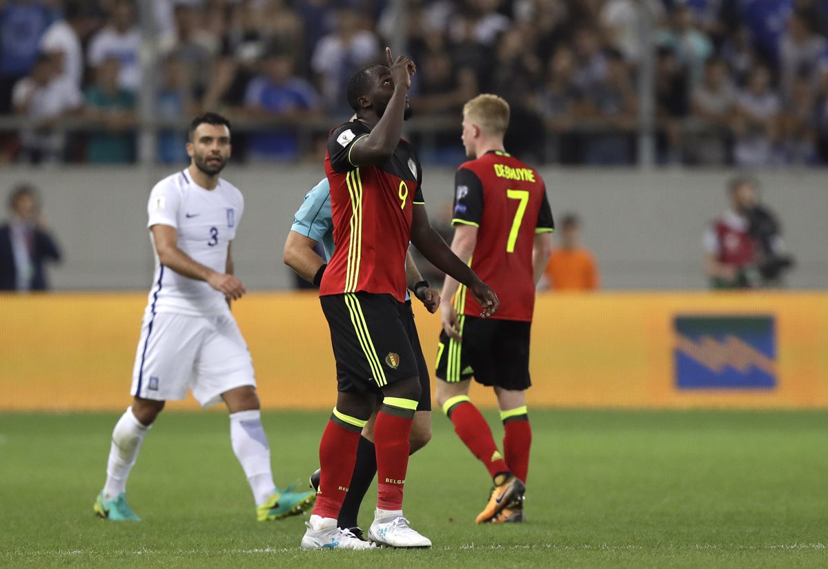Romelu Lukaku levanta su mano al cielo luego de anotar el segundo gol de Bélgica frente a Grecias. (Foto Prensa Libre: AP)