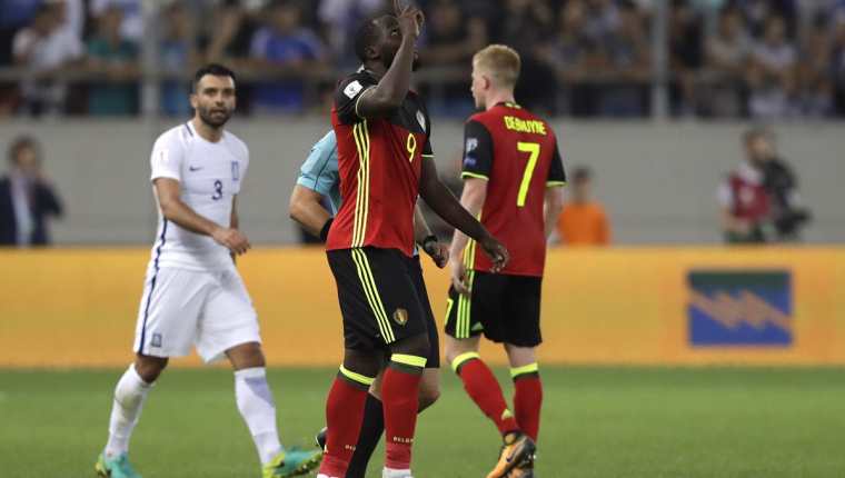 Romelu Lukaku levanta su mano al cielo luego de anotar el segundo gol de Bélgica frente a Grecias. (Foto Prensa Libre: AP)