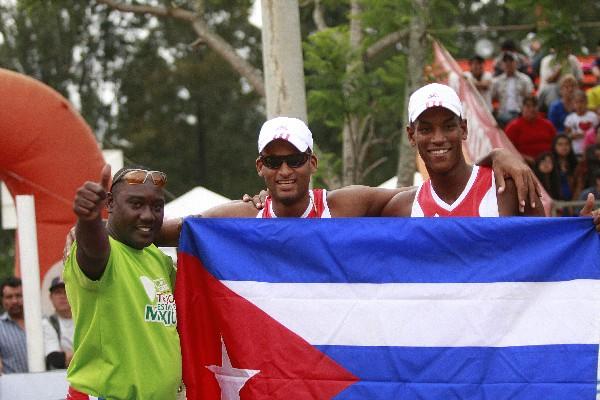 Los cubanos Nivaldo Díaz y Sergio González celebraron  el triunfo con todo. (Foto Prensa Libre: Jesús Cuque)