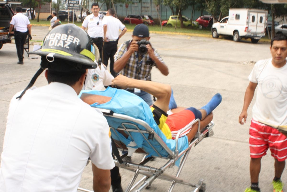 Los Bomberos Voluntarios trasladan a una persona al Hospital Roosevelt luego de ser atacada a balazos. (Foto Prensa Libre: Bomberos Voluntarios)