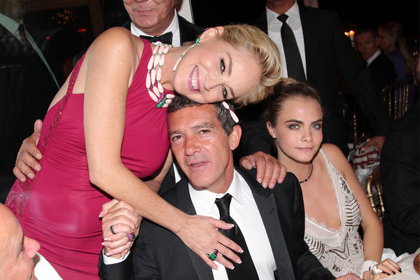 Rumores afirman que entre Antonio Banderas y Sharon Stone podría haber algo más que una amistad.