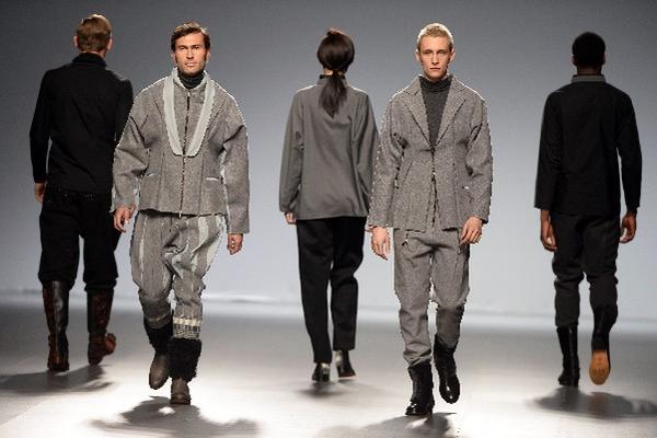 Patrones de la vestimenta popular española o del periodo de entreguerras inspira la colección Otoño / Invierno 2014-2015 del diseñador Etxeberría, en la Semana de la Moda de Madrid. (Foto Prensa Libre: AFP)