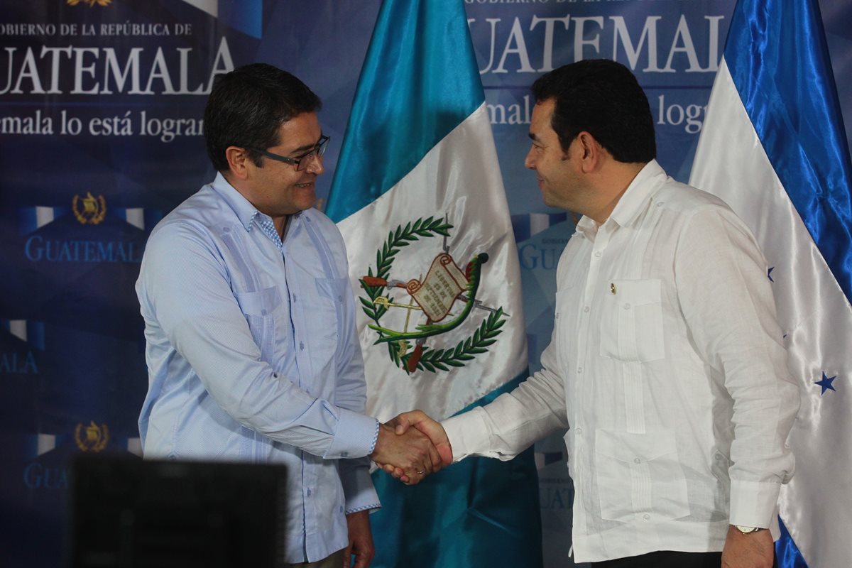 Juan Orlando Hernández, presidente de Honduras y Jimmy Morales, presidene de Guatemala, hablan de una fuerza trinacional, en conjunto con El Salvador, para luchar contra las pandillas. (Foto Prensa Libre: Hemeroteca PL)