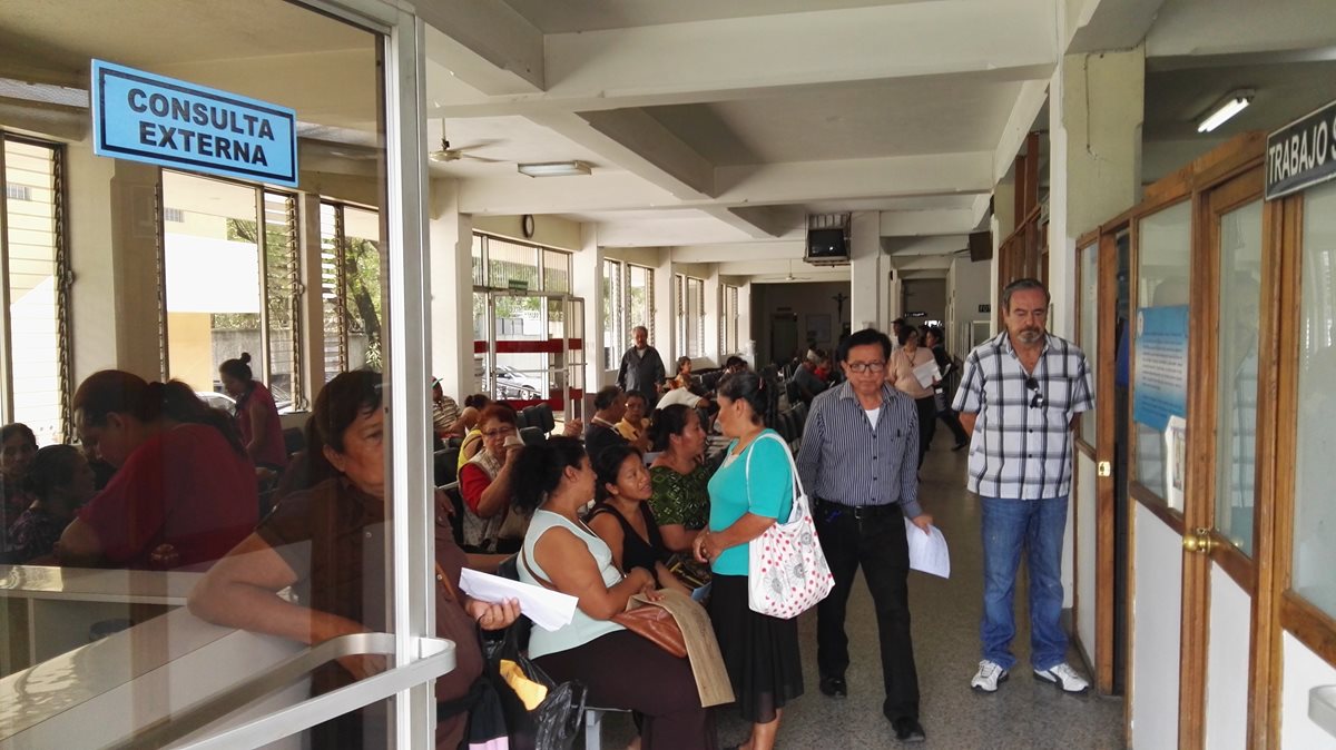Personas esperan a ser atendidas en la consulta externa del Instituto de Cancerología. (Foto Prensa Libre: Roni Pocón)