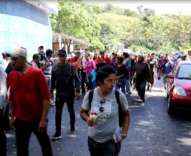 Un nutrido grupo de migrantes hondureños ingresó este lunes a suelo guatemalteco. (Foto Prensa Libre: Mario Morales)