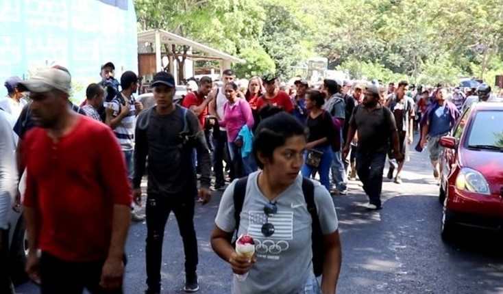 Un nutrido grupo de migrantes hondureños ingresó este lunes a suelo guatemalteco. (Foto Prensa Libre: Mario Morales)