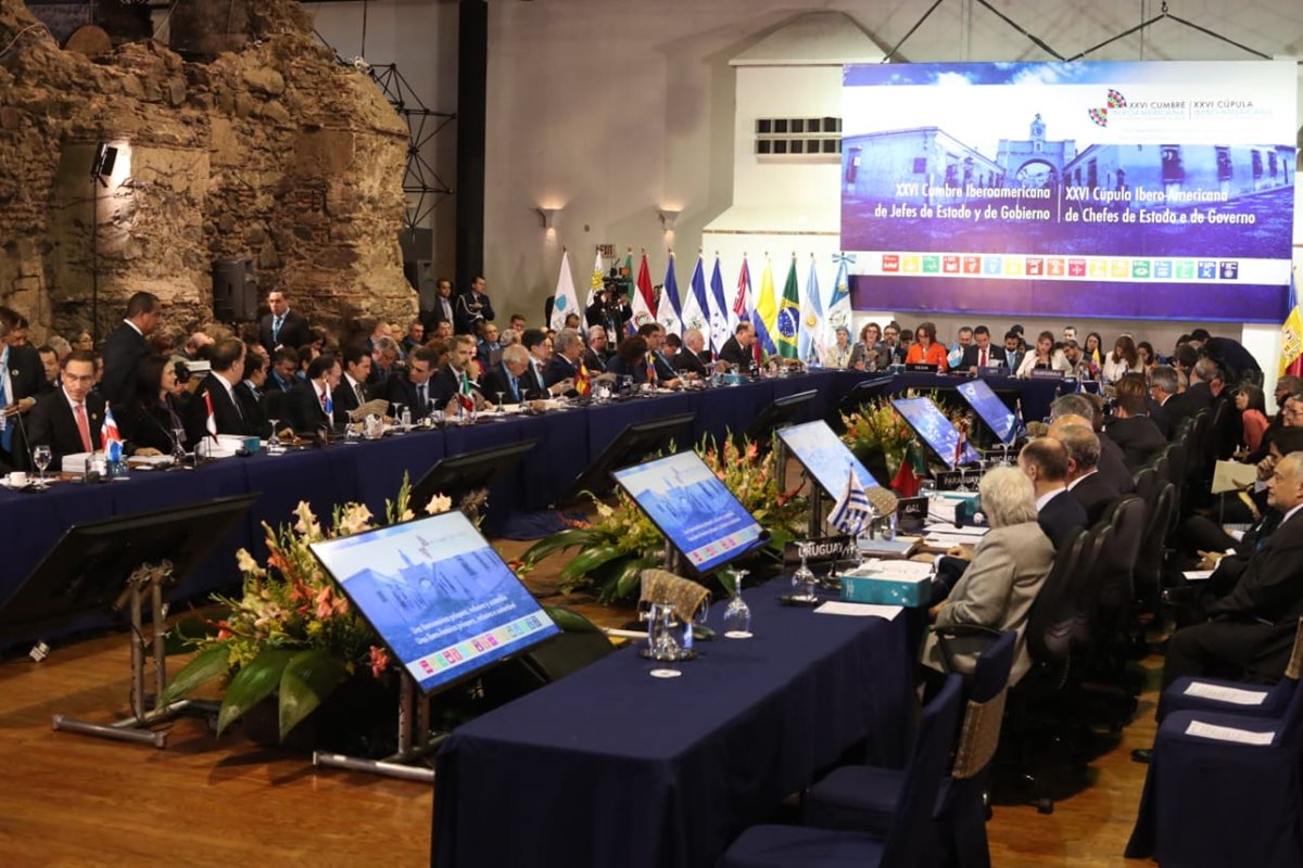 Vista de la reunión de presidentes y jefes de Estado que participan en la 26 Cumbre Iberoamericana. (Foto Prensa Libre: Esbin García)