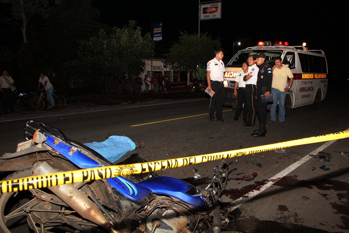 La motocicleta quedó a un metro del cadáver. (Foto Prensa Libre: Rolando Miranda)