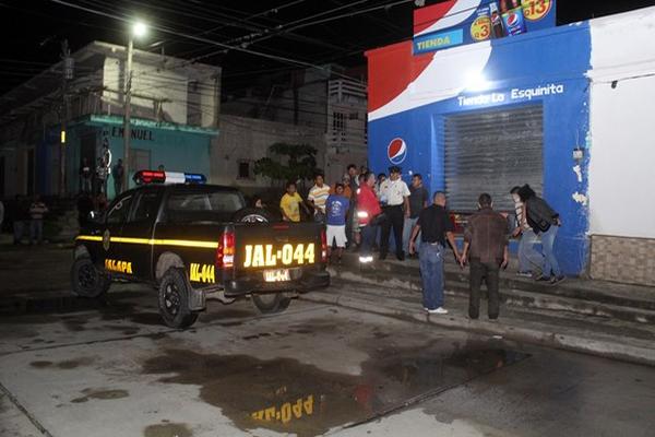 La Policía Nacional Civil inspecciona escena del crimen tras muerte de tendero (Foto: Hugo Oliva: Prensa Libre) <br _mce_bogus="1"/>