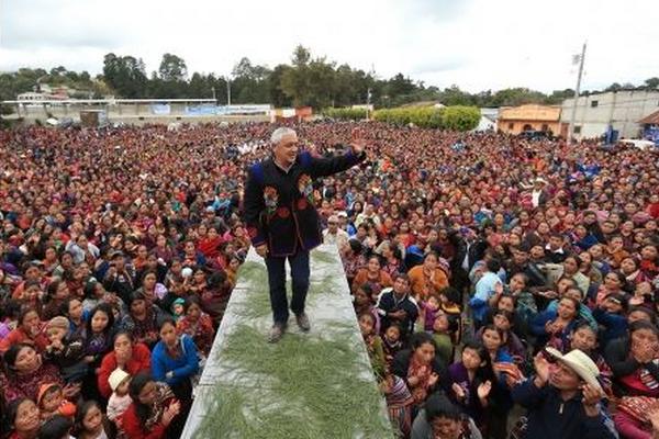 Otto Pérez entrega Bono Seguro en Chichicastenango. (Foto Prensa Libre: AGN)