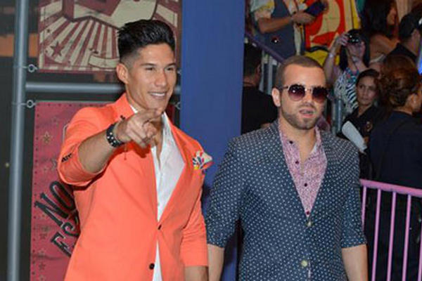 El dúo venezolano Chino y Nacho arrancó gritos y aplausos al acudir a la ceremonia. (Foto Prensa Libre: EFE).