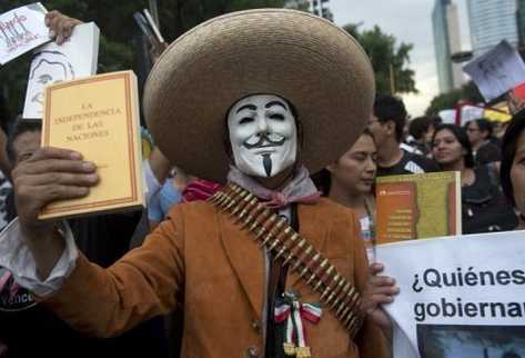 Un estudiante protesta contra el presidente de México el 23 de mayo de 2012 en la capital. (Foto Prensa Libre: AFP)