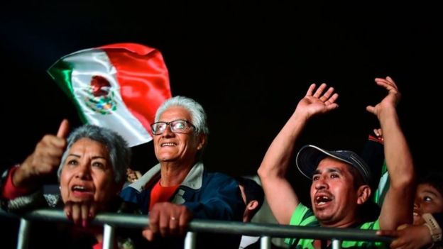 Los gritos, abrazos y llantos de emoción no se hicieron esperar en el centro de la Ciudad de México al saber del triunfo de AMLO. (AFP)