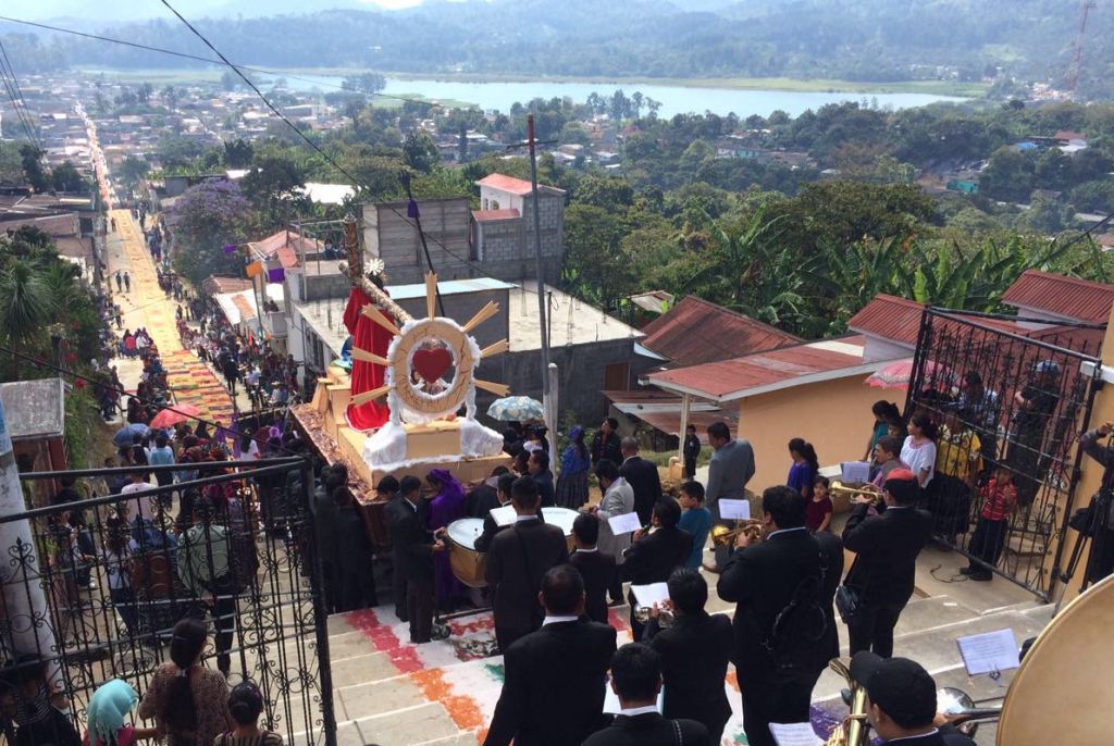Procesión de La Reseña sale del templo El Calvario, en San Cristóbal Verapaz. (Foto Prensa Libre: Eduardo Sam).