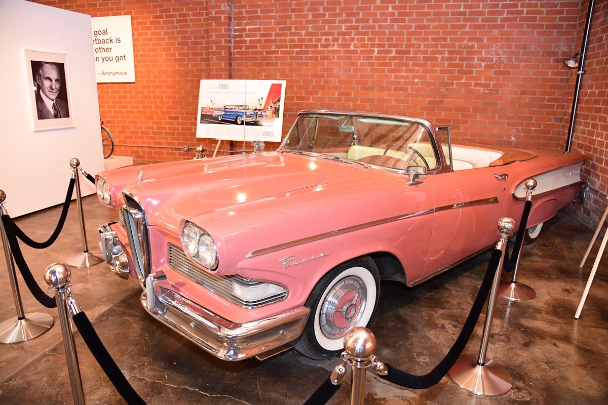 El Ford Edsel de 1956 es parte de la exhibición en el museo. (Foto Prensa Libre: AFP)