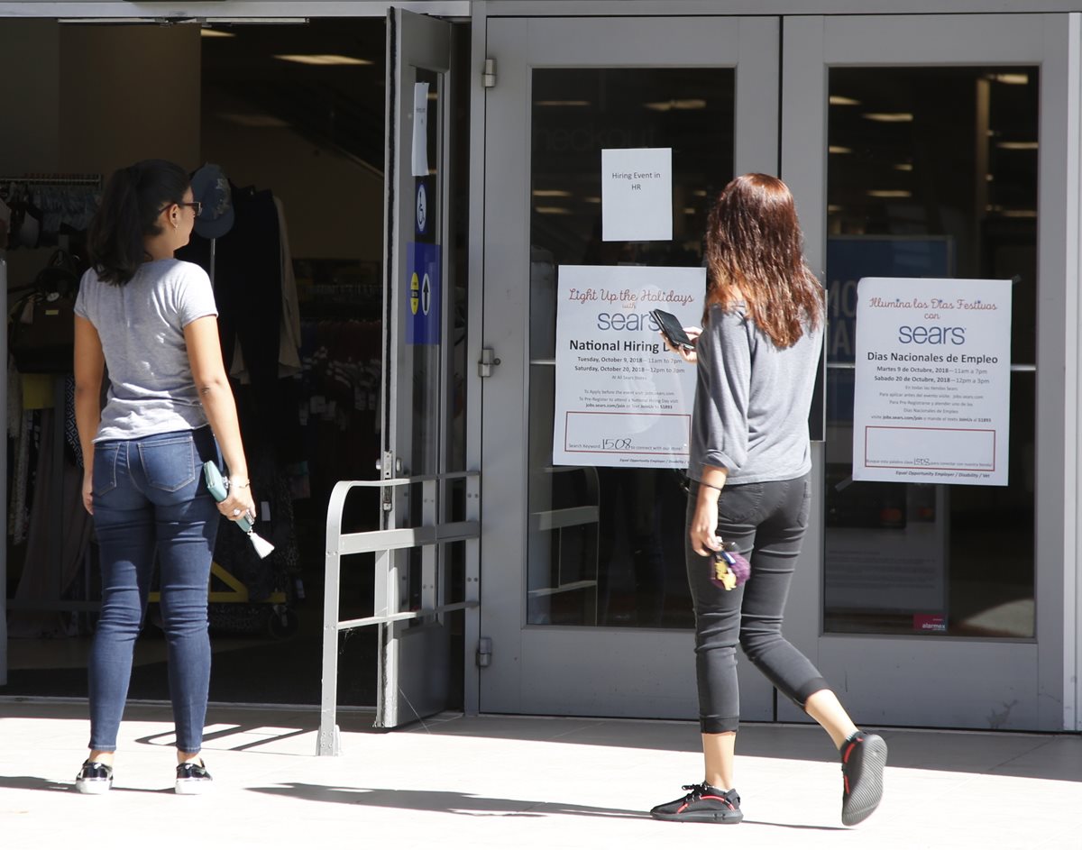 Clientes entran en una tienda Sears en Northridge, California, EE. UU., el 11 de octubre de 2018. La empresa icónica, fundada en 1892, se está preparando para declararse en quiebra. (Foto Prensa Libre: EFE)