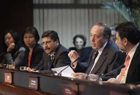 Lorenzo Fligliuoli, jefe de la misión del FMI —centro—, junto al presidente del Banguat, Édgar Barquín, y otros integrantes de la misión internacional.