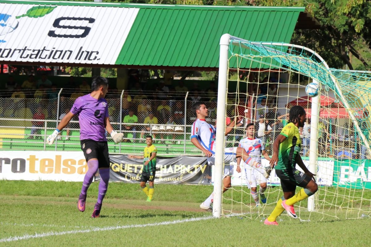 Darren Aaron Mitchell vence al arquero José Carlos García para el segundo gol de Guastatoya. (Foto Prensa Libre: Hugo Oliva)