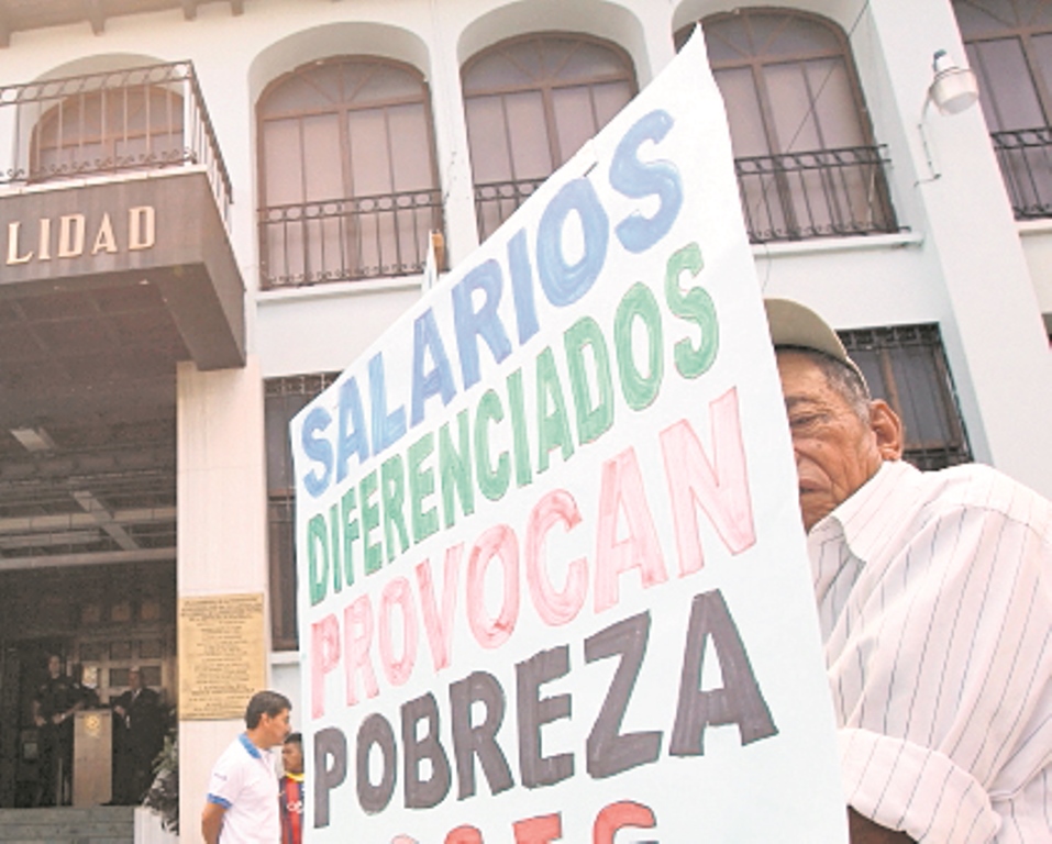En Guatemala han ocurrido varios intentos por reducir los sueldos. (Foto Prensa Libre: Hemeroteca PL)