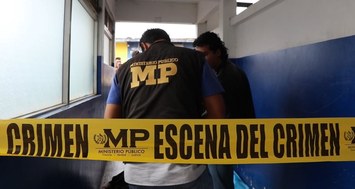 Peritos del Ministerio Público procesan la escena donde murió Luis Arturo Flores. (Foto Prensa Libre: Hugo Oliva)