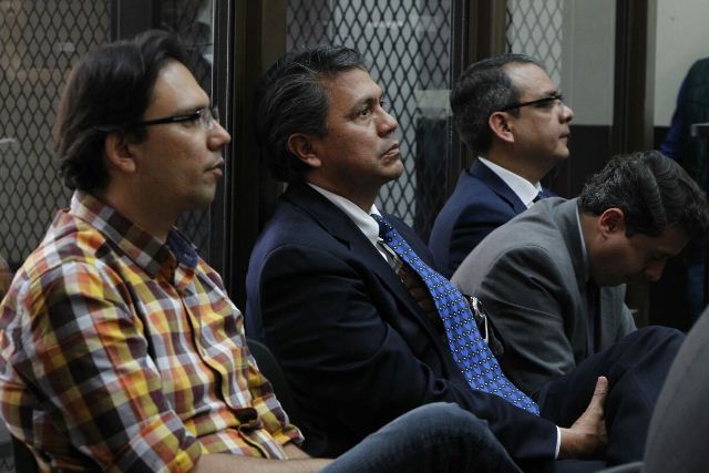 Aleksander Castillo, Juan Alcázar y Selvin García, escuchan la resolución sobre el caso Plazas Fantasma. (Foto Prensa Libre: Paulo Raquec)