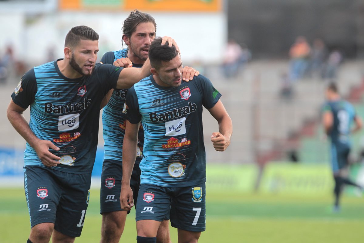 Los jugadores de Mictlán felicitan a Bryan Lemus luego de la primera anotación. (Foto Prensa Libre: Norvin Mendoza)