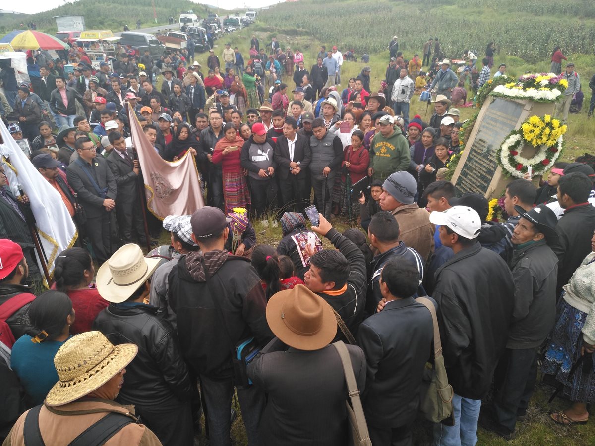 Autoridades y pobladores de 48 Catones conmemoraron los 5 años de la masacre ocurrida el 4 de Octubre del 2012 en la Cumbre de Alaska. (Foto Prensa Libre: Ángel Julajuj)