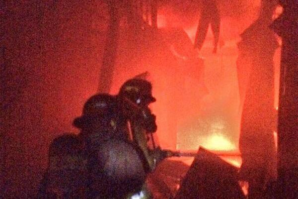 Socorristas combaten las llamas entre los locales. (Foto Prensa Libre: CBM)