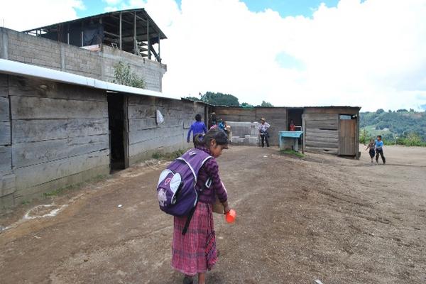 La escuela de la aldea La Esperanza, San Juan Ostuncalco está construida de madera y lámina, y las aulas no tienen puertas ni servicio eléctrico. (Foto Prensa Libre: Alejandra Martínez)