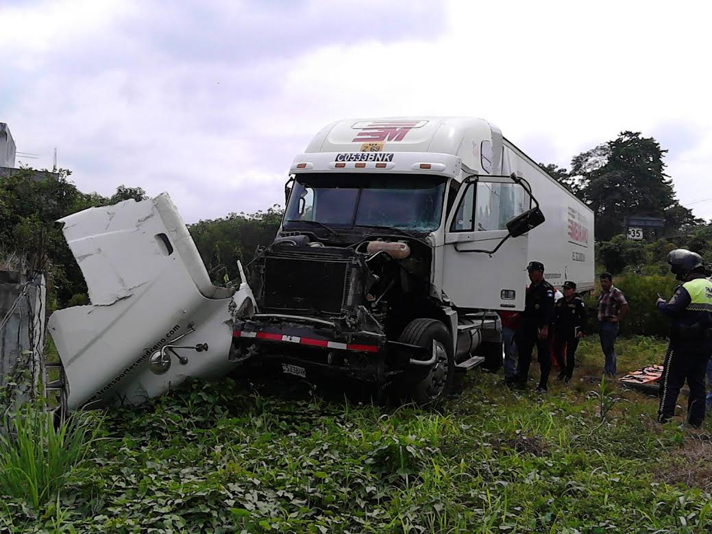 Parte delantera de camión involucrado en percance, queda destruida, en Coatepeque. (Foto Prensa Libre: Cruz Roja)