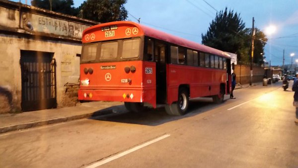 El piloto de un bus de la ruta 73 y otra persona resultaron heridos en un ataque armado. (Foto Prensa Libre: Erick Ávila)