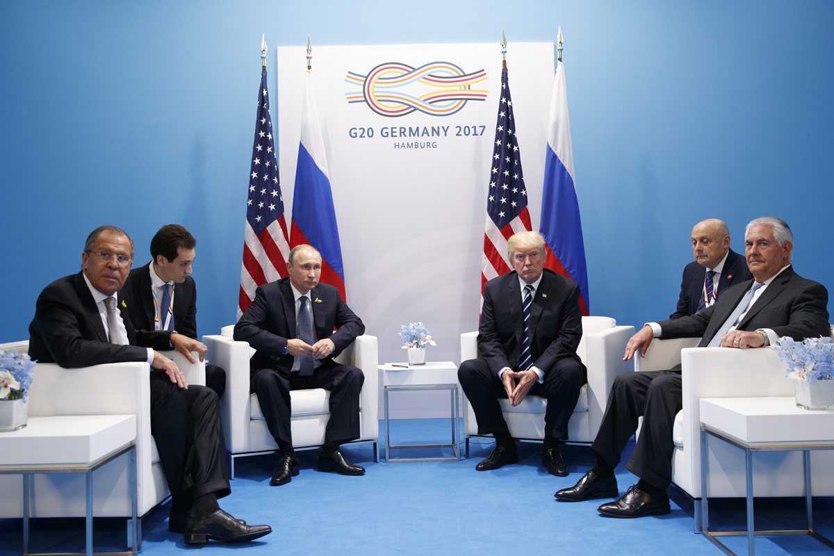 Trump y Putin, junto a sus respectivos cancilleres y traductores. (Foto Prensa Libre: AP)