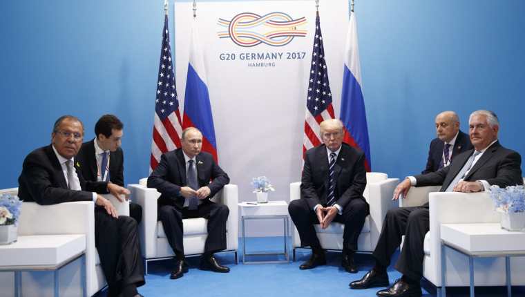 Trump y Putin, junto a sus respectivos cancilleres y traductores. (Foto Prensa Libre: AP)