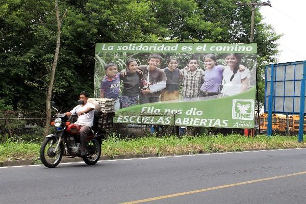 En el km 53.5 de la antigua ruta de la cabecera a Palín  hay una valla de la UNE que promociona los programas sociales y alude a Sandra Torres.