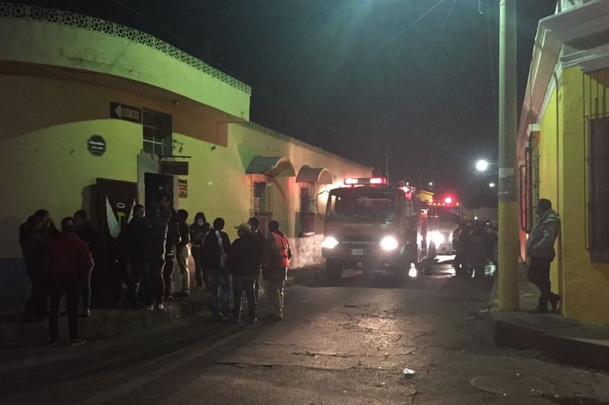 Clientes y vecinos permanecen afuera del restaurante mientras socorristas apagan el fuego en la cocina. (Foto Prensa Libre: María José Longo)