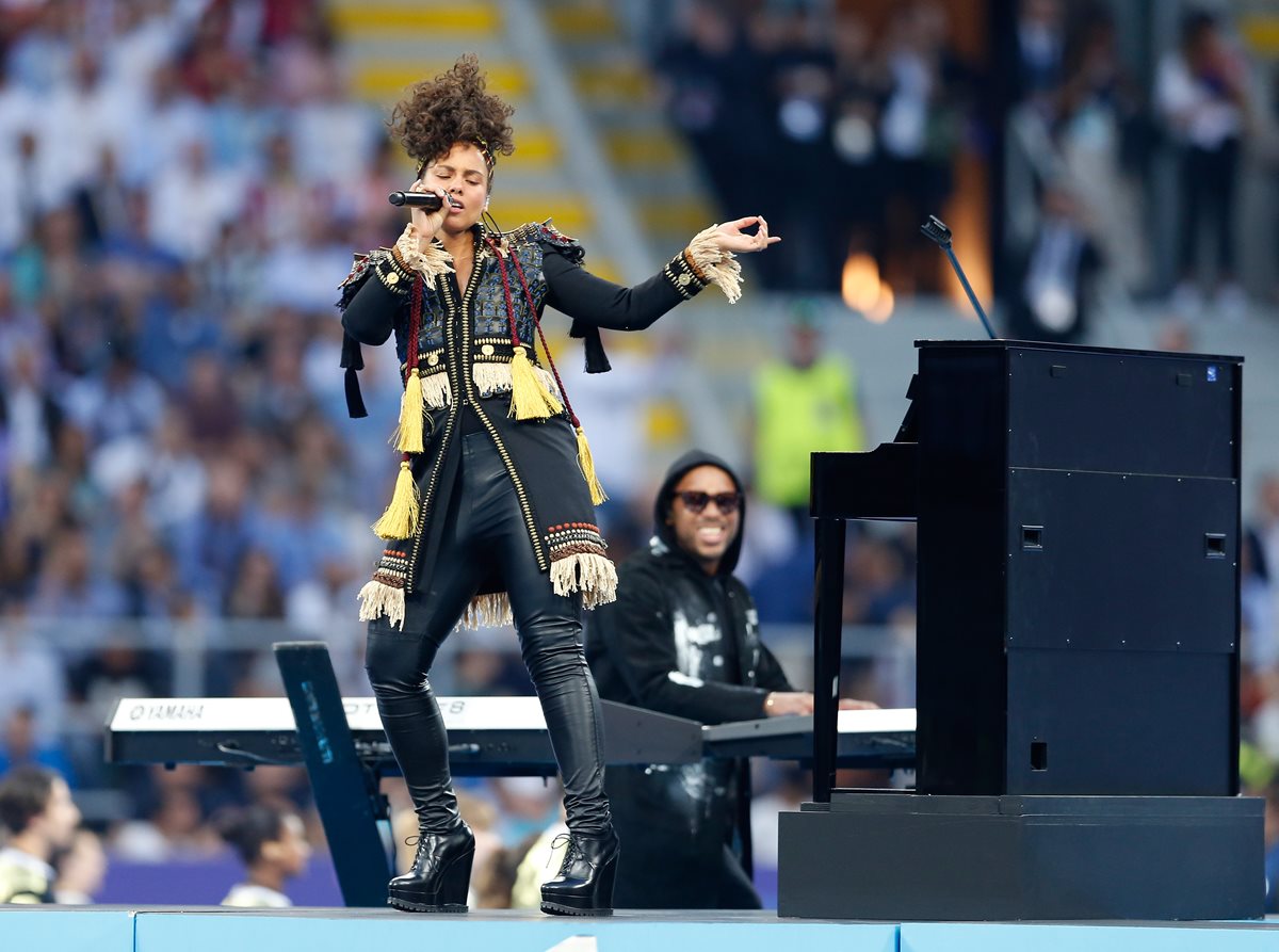 Acompañada de un teclado Alicia Keys interpretó el tema Girl on fire. (Foto Prensa Libre: AP)