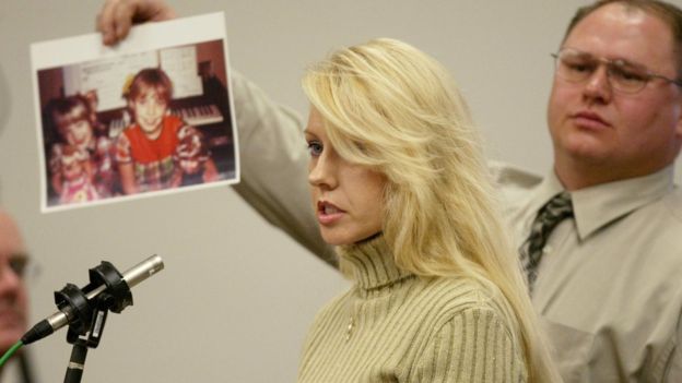 La hermana de una de las víctimas del llamado "Asesino de Green River", Debra Estes, habla durante el juicio contra Gary Ridgway. GETTY IMAGES