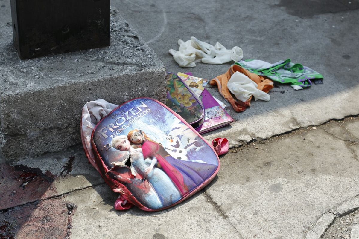 En el lugar quedó la mochila con cuadernos de una de las víctimas. (Foto Prensa Libre: Paulo Raquec)