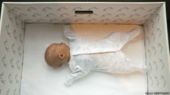 La caja de cartón que entregan llena de productos puede usarse también como cama para el bebé. MILLA KONTKANEN