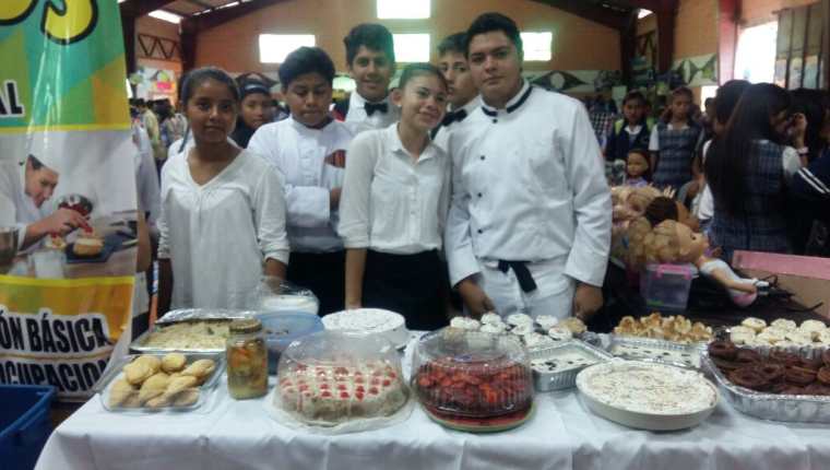 Estudiantes del área ocupacional de cocina presentaron pasteles y platillos dulces. (Foto: Prensa Libre)
