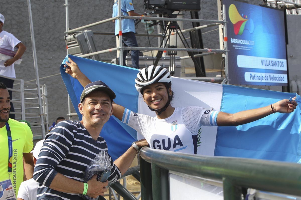 Dalia Soberanis posa junto a su entrenador Orlando Valencia. (Foto Prensa Libre: Cortesía ACD)