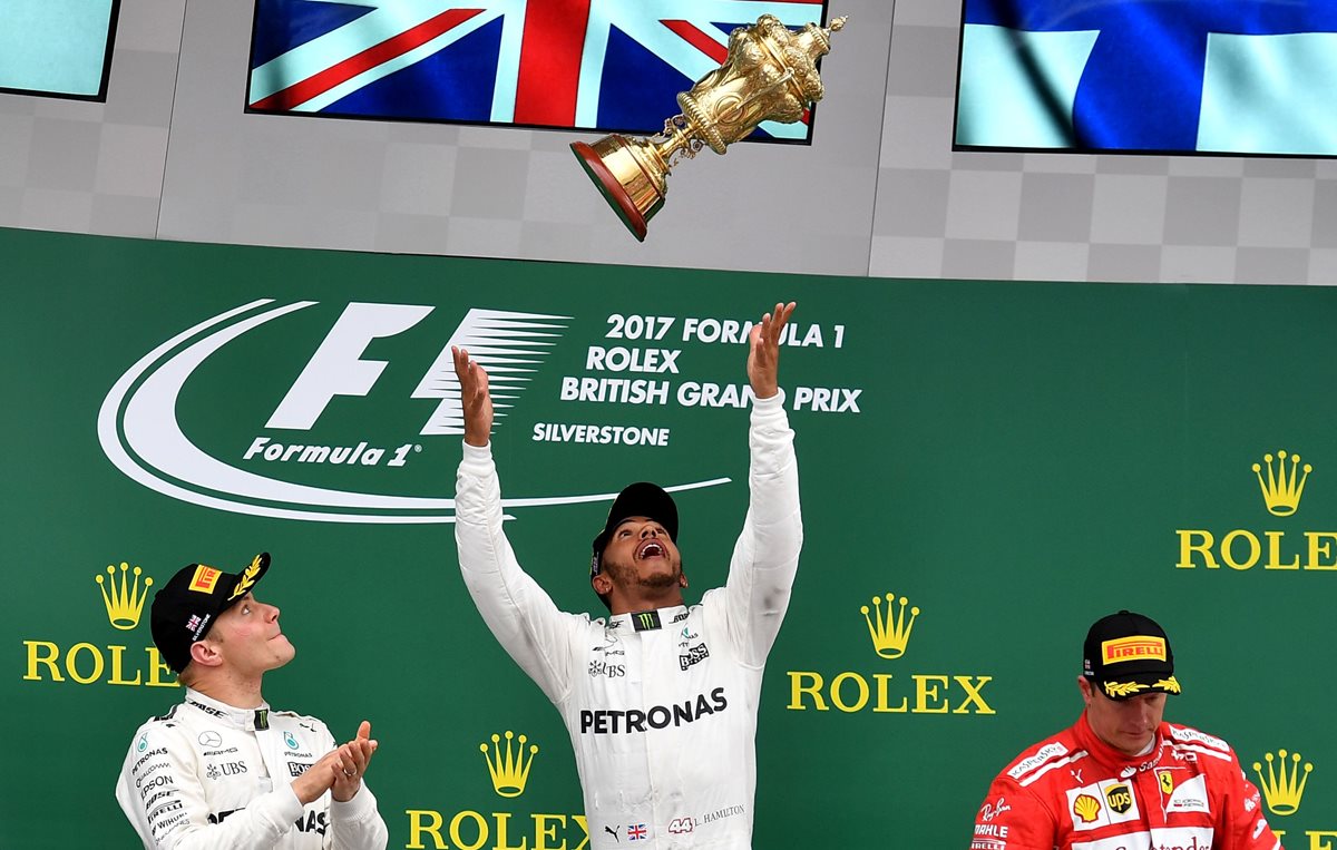 El piloto británico Lewis Hamilton festeja después de ganar en Silverstone. (Foto Prensa Libre: AFP)